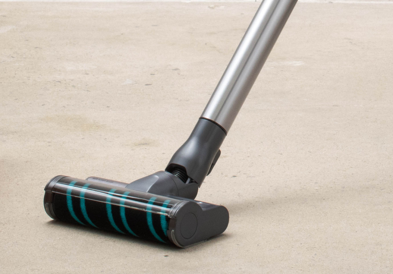 Samsung Jet 75's brush head is easy to navigate